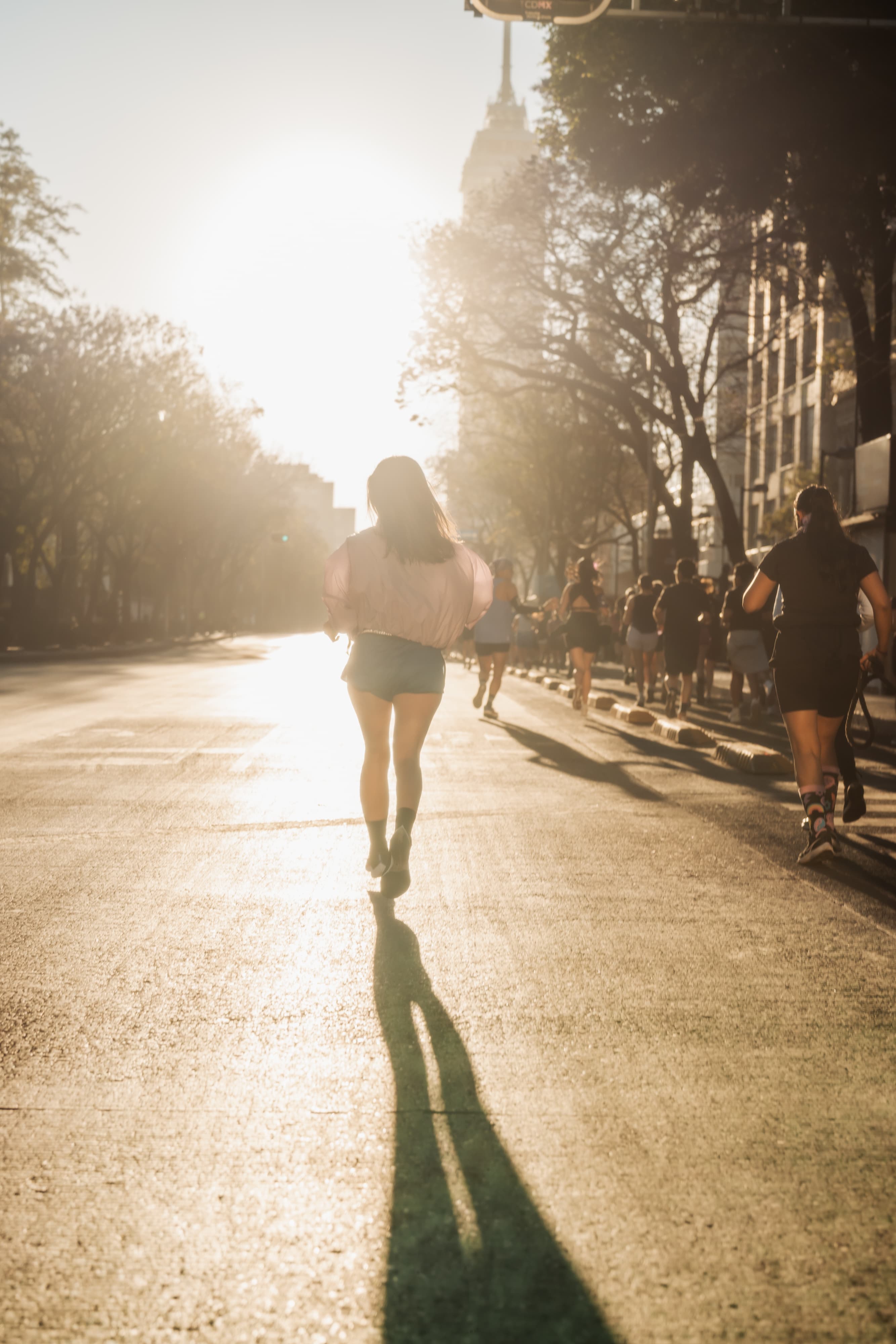 Vale Casenave corriendo en CDMX al amanecer