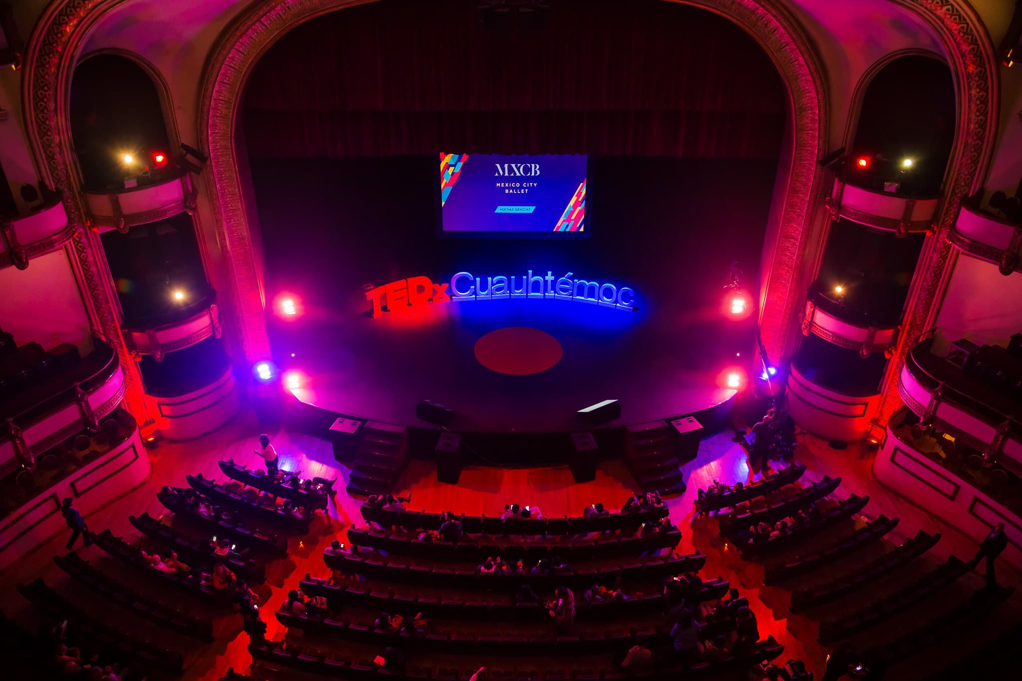 Auditorio TEDxCuauhtémoc — escenario iluminado, producción a cargo de Vale Casenave